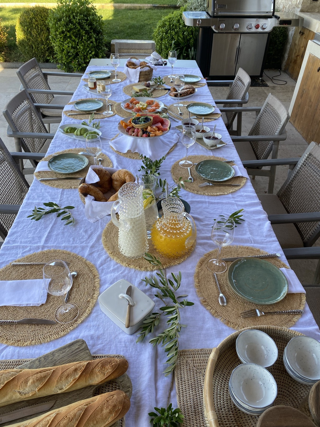 Petit-déjeuner dressé en extérieur — art de la table provençal